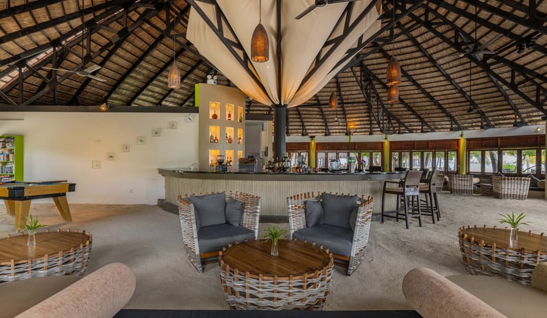 Angsana Velavaru_Kuredhi Pool Bar_Interior_2